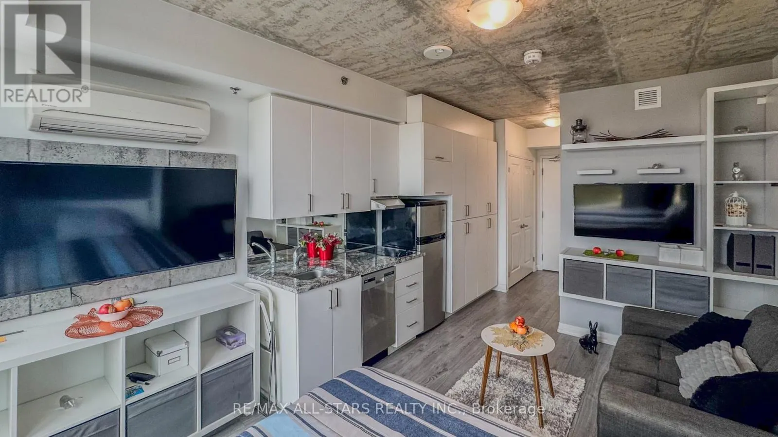 727 - 1900 SIMCOE STREET N