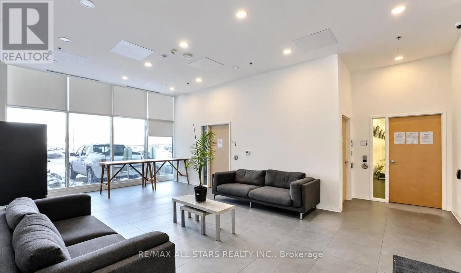 727 - 1900 SIMCOE STREET N