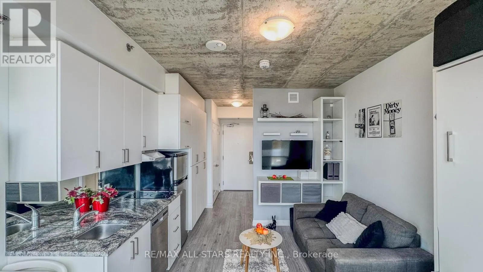 727 - 1900 SIMCOE STREET N