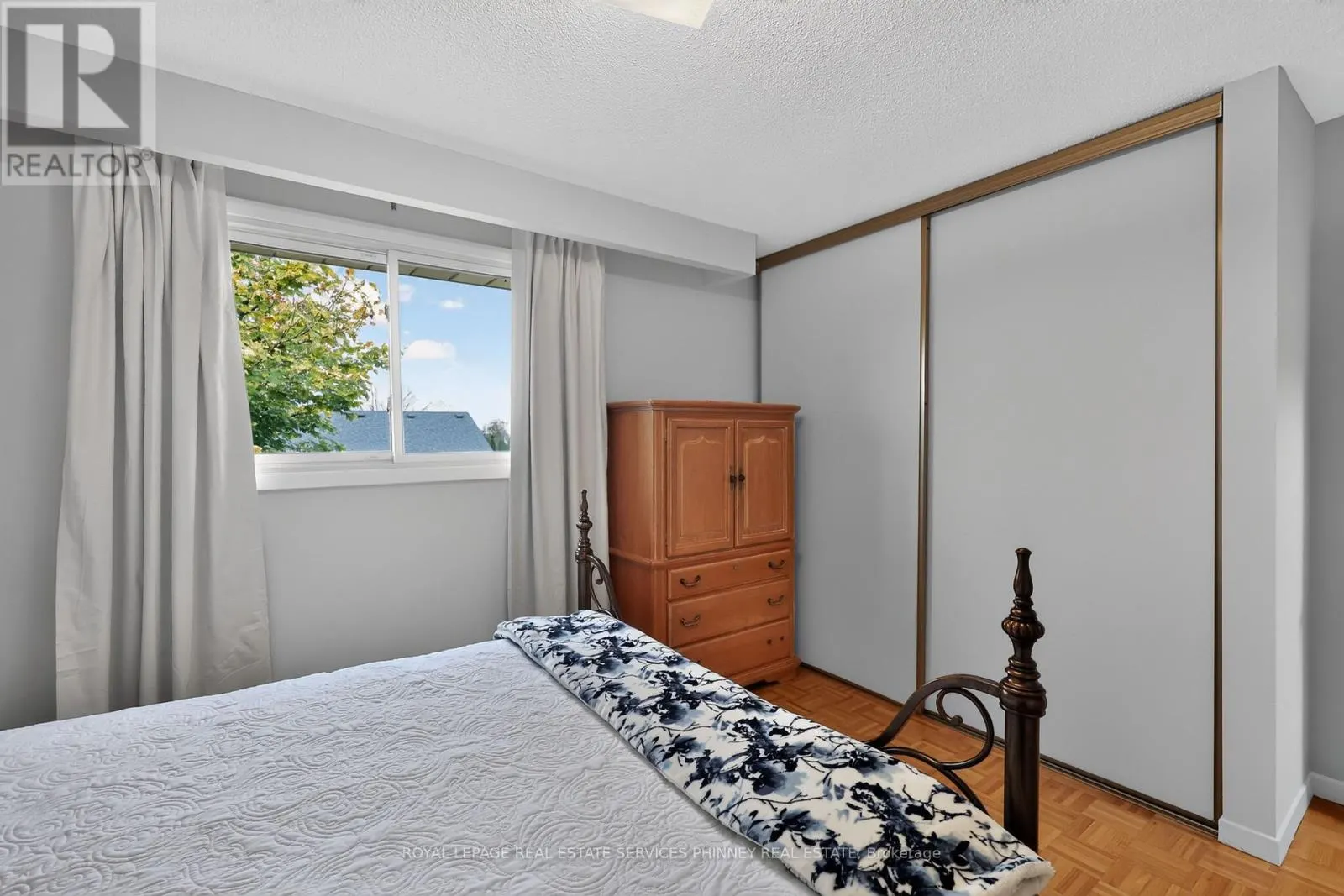 102 APPLEWOOD CRESCENT