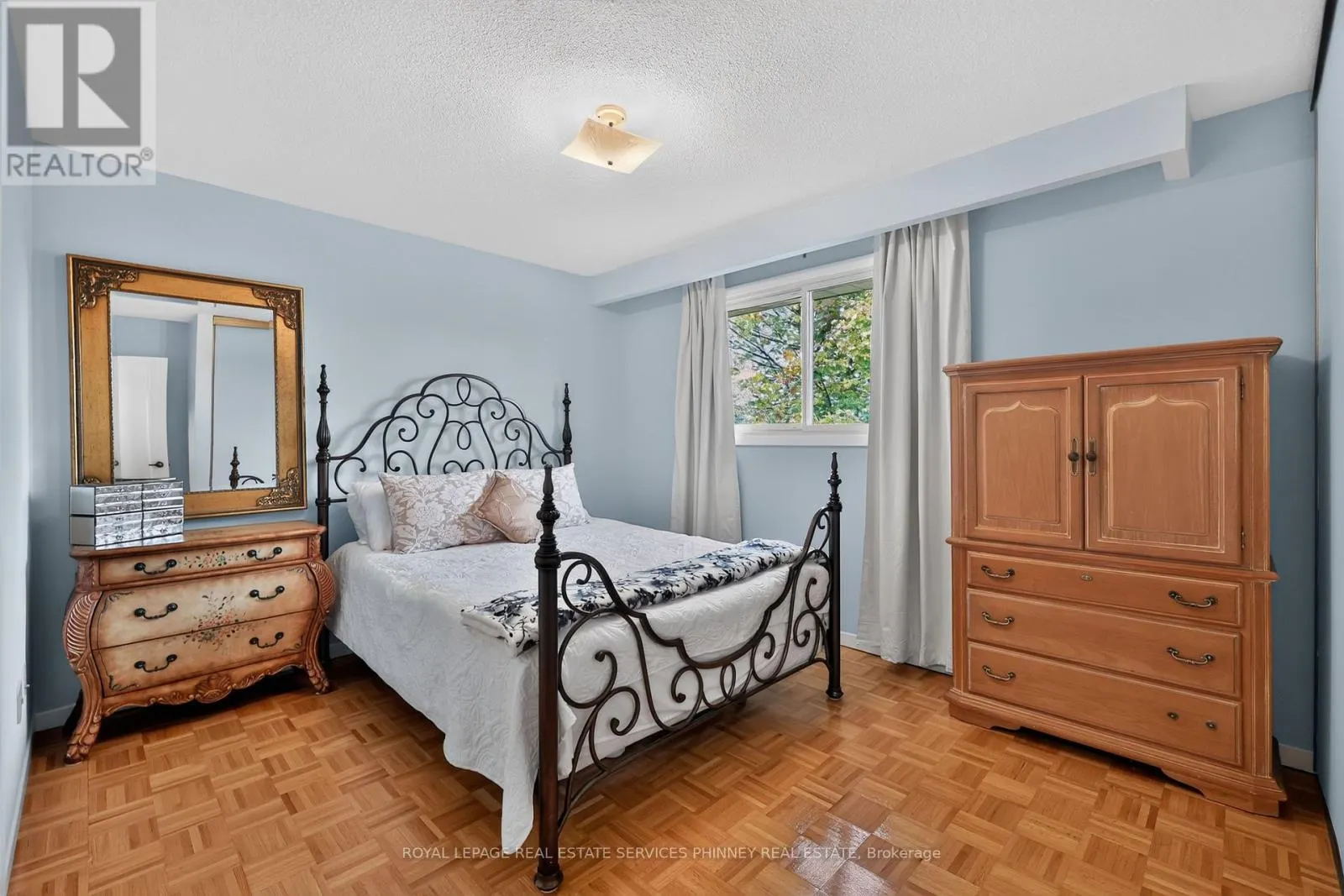 102 APPLEWOOD CRESCENT
