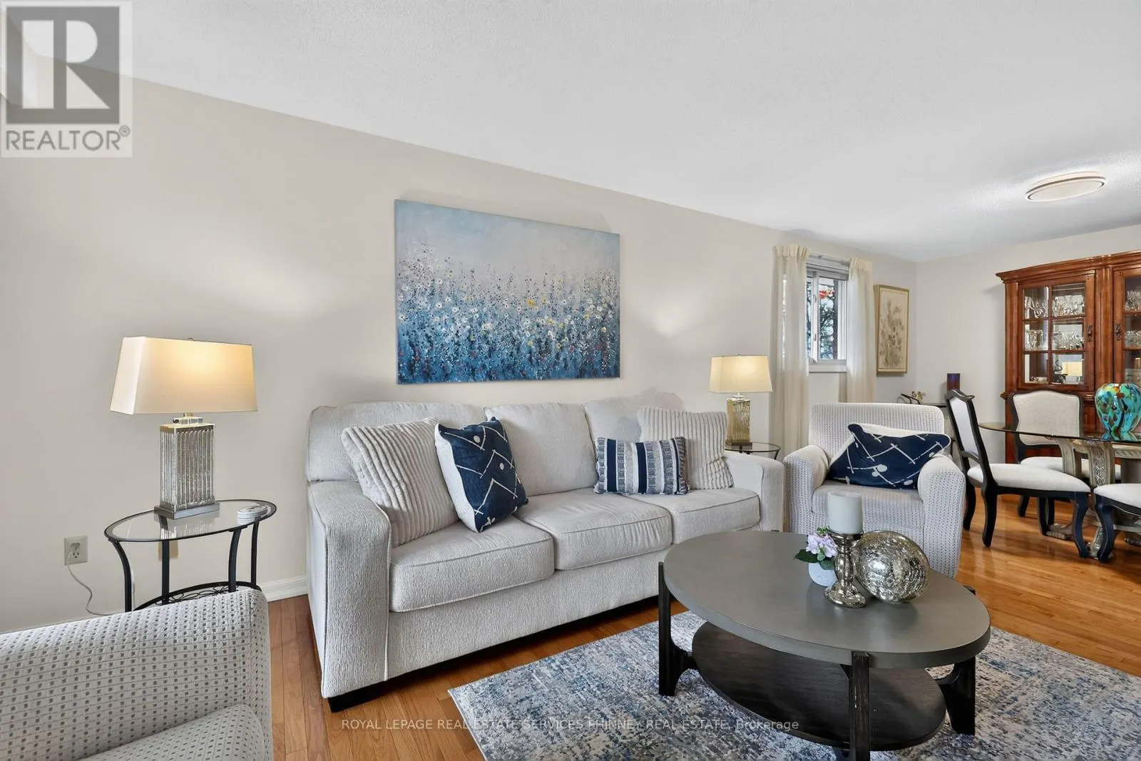 102 APPLEWOOD CRESCENT
