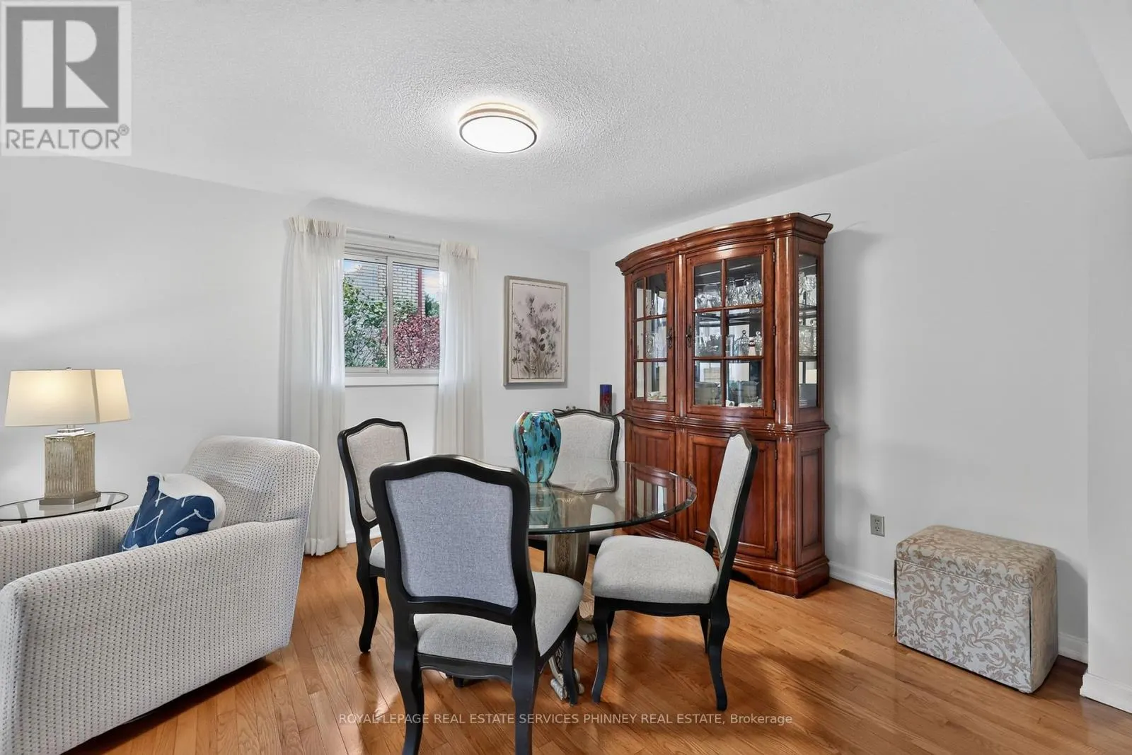 102 APPLEWOOD CRESCENT