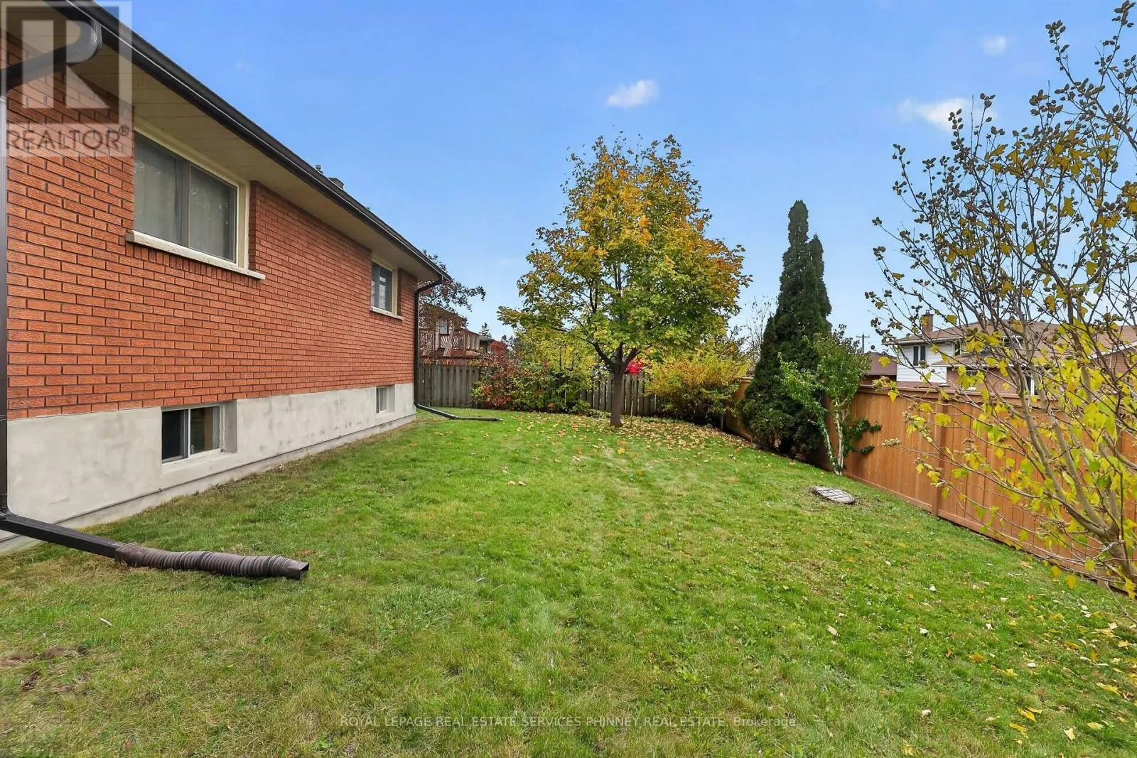 102 APPLEWOOD CRESCENT