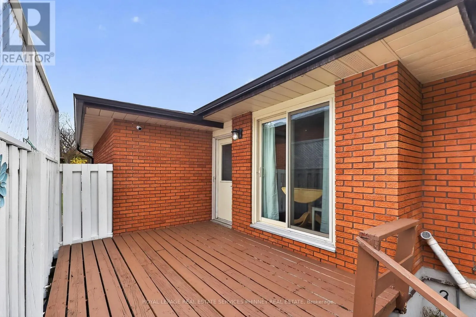 102 APPLEWOOD CRESCENT