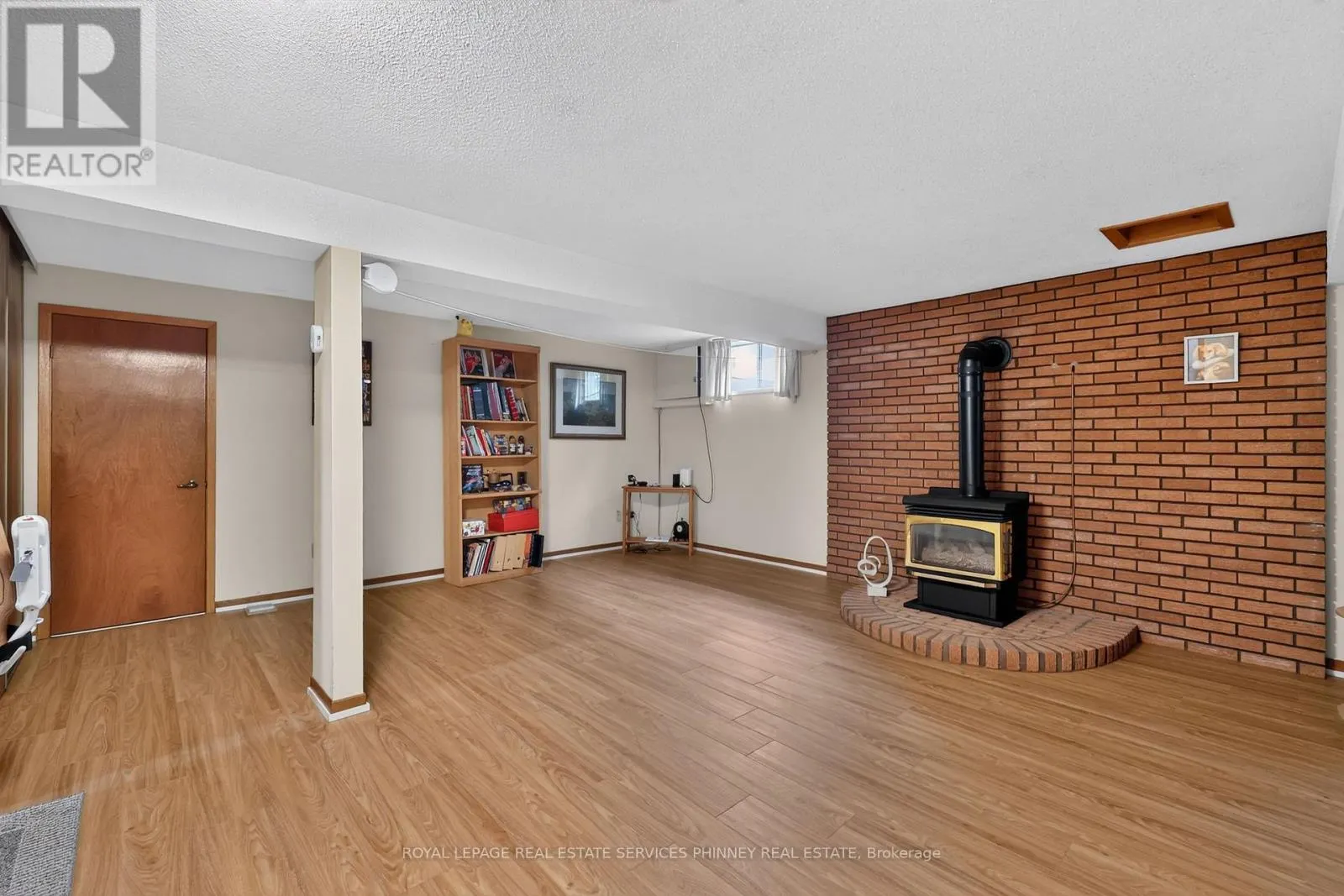 102 APPLEWOOD CRESCENT