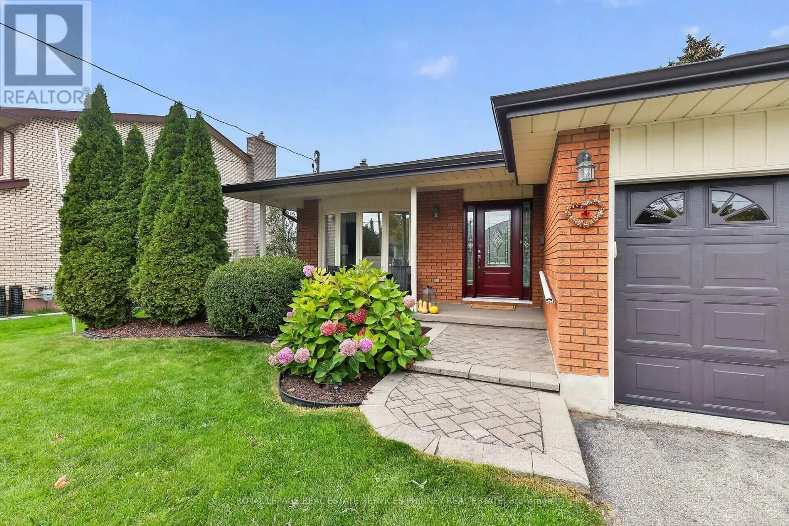 102 APPLEWOOD CRESCENT