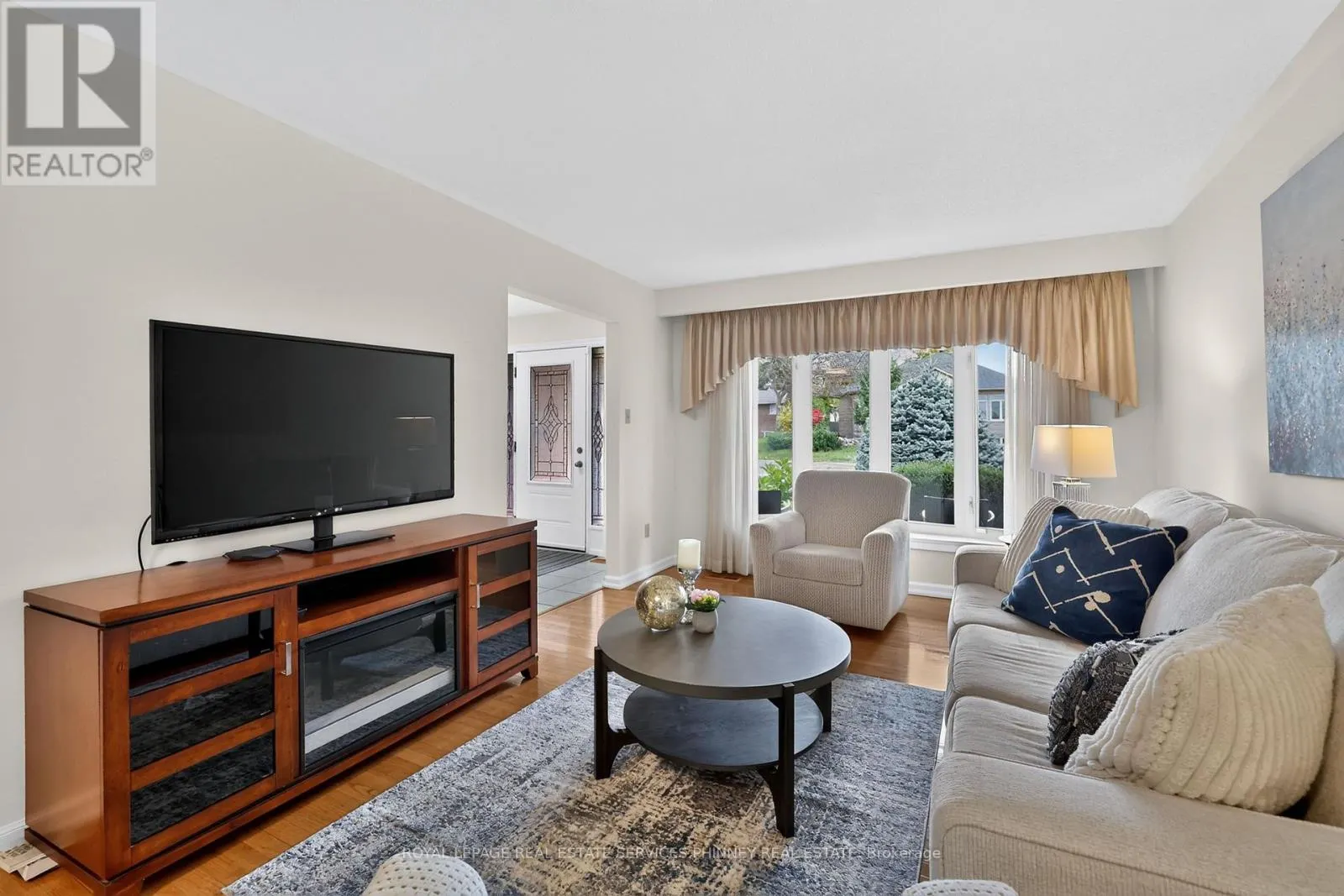 102 APPLEWOOD CRESCENT