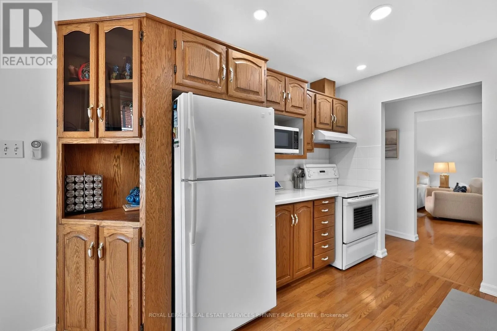 102 APPLEWOOD CRESCENT