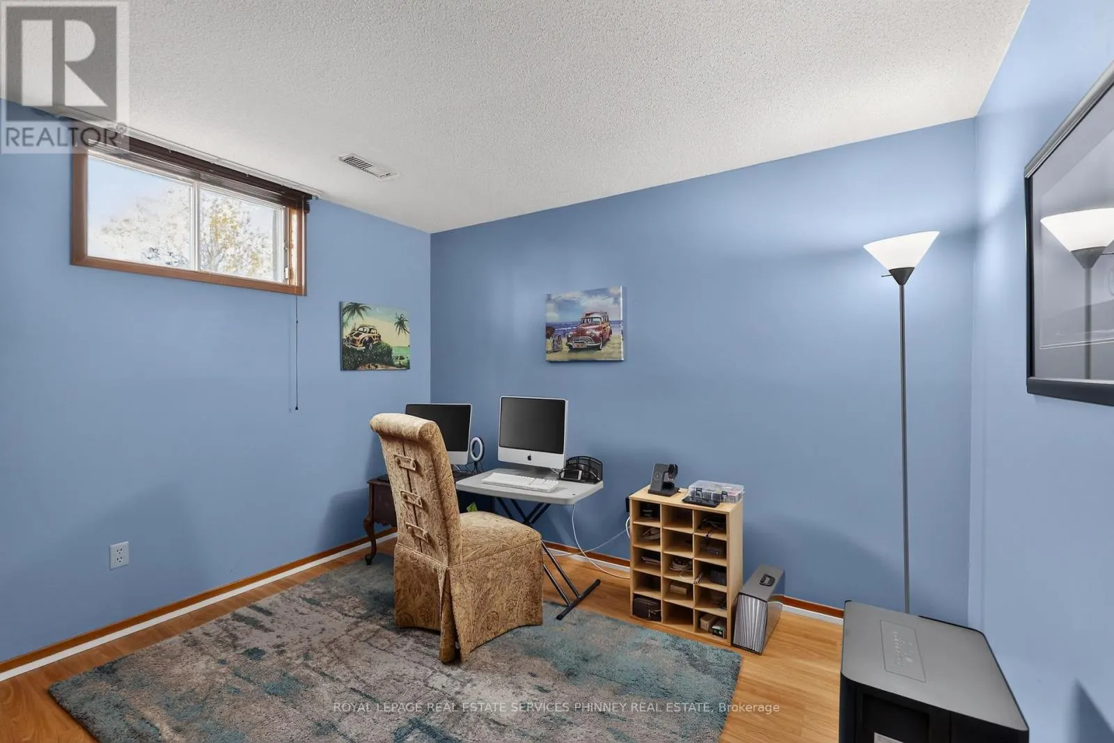 102 APPLEWOOD CRESCENT