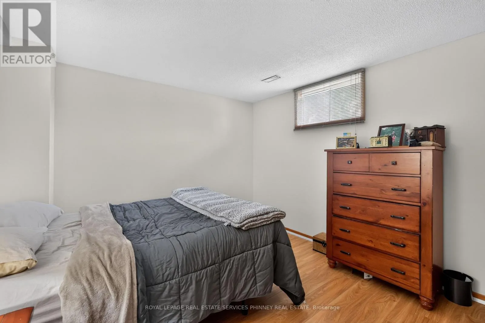 102 APPLEWOOD CRESCENT