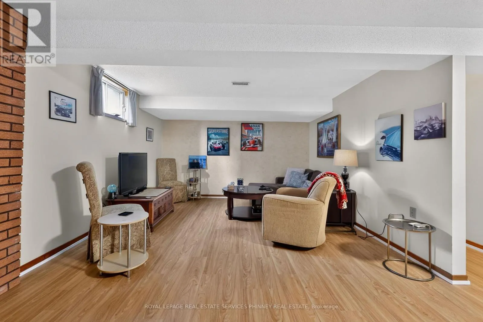 102 APPLEWOOD CRESCENT