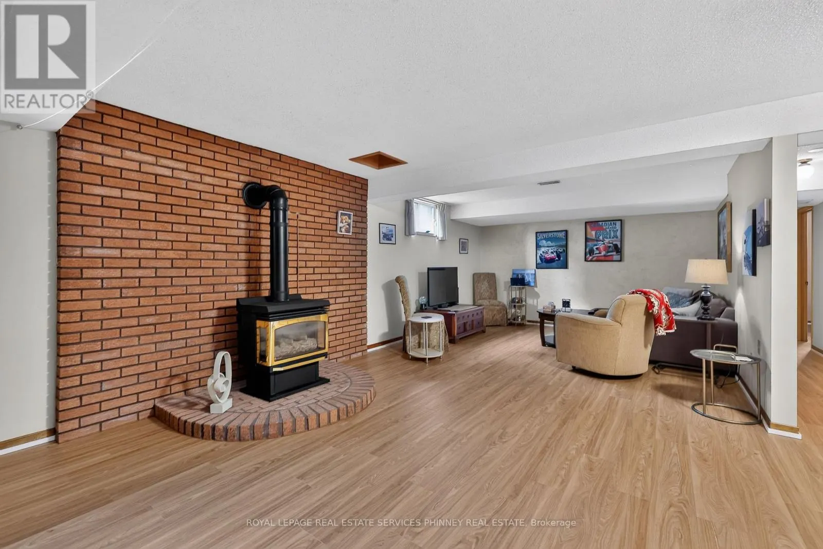 102 APPLEWOOD CRESCENT