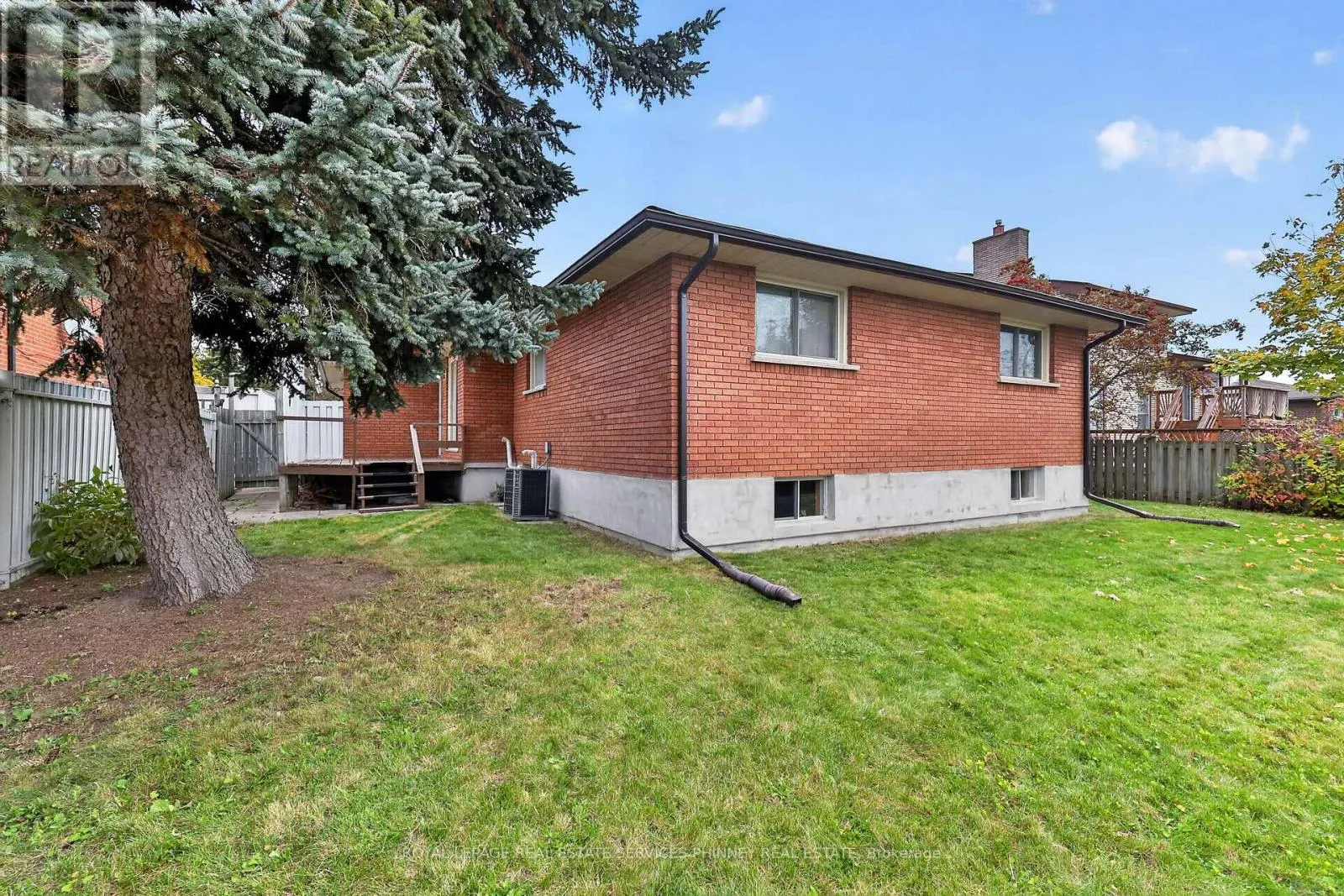 102 APPLEWOOD CRESCENT