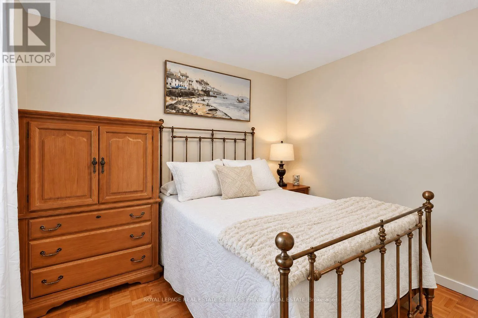 102 APPLEWOOD CRESCENT