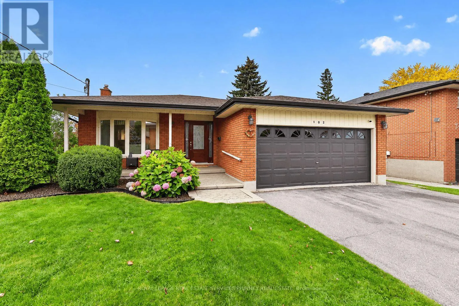 102 APPLEWOOD CRESCENT