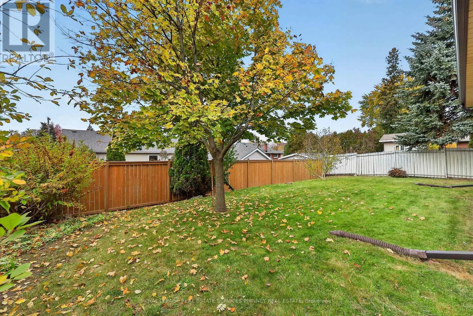 102 APPLEWOOD CRESCENT