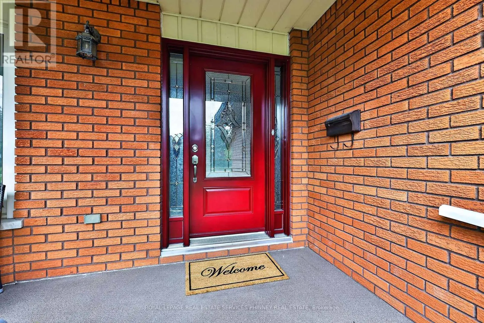 102 APPLEWOOD CRESCENT