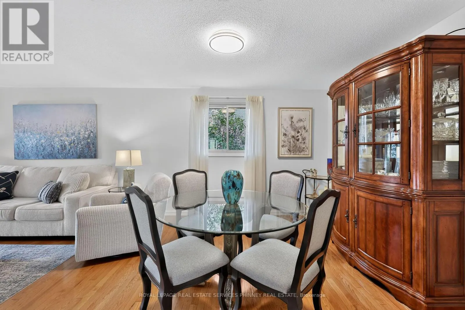 102 APPLEWOOD CRESCENT