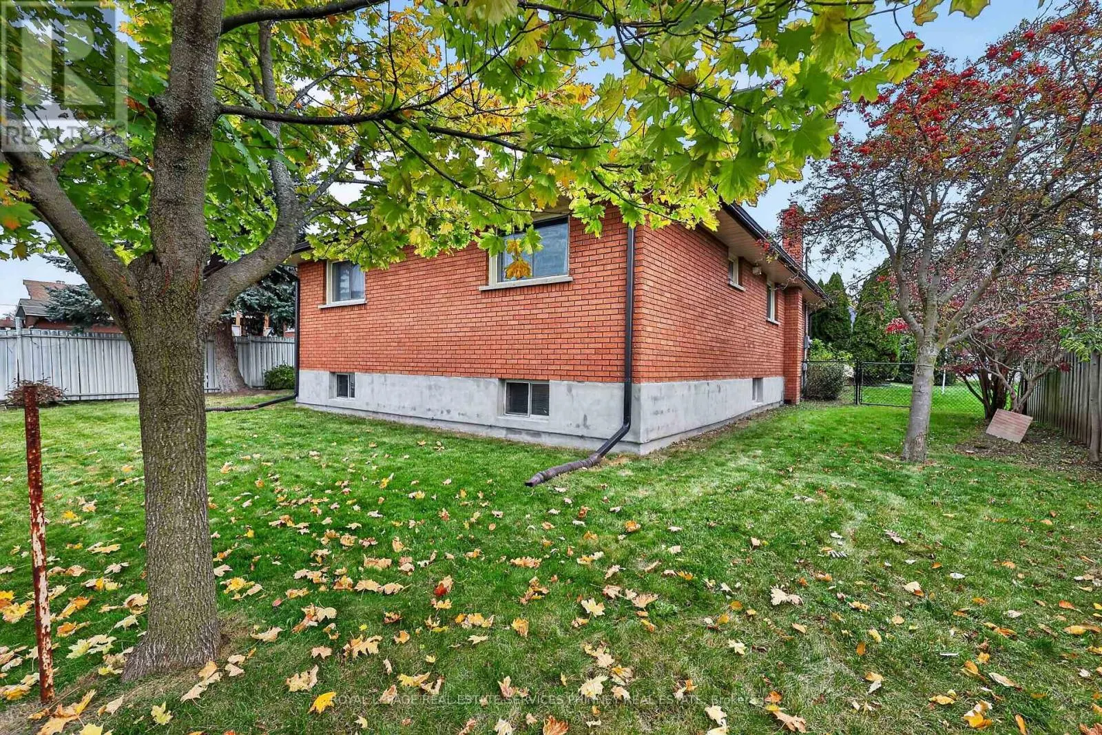 102 APPLEWOOD CRESCENT