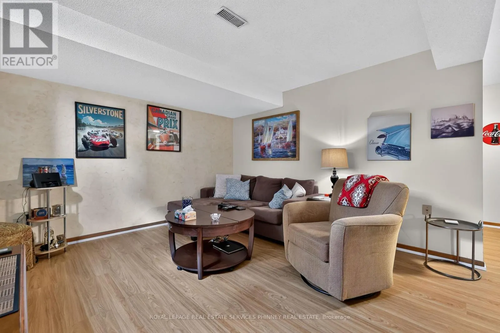 102 APPLEWOOD CRESCENT