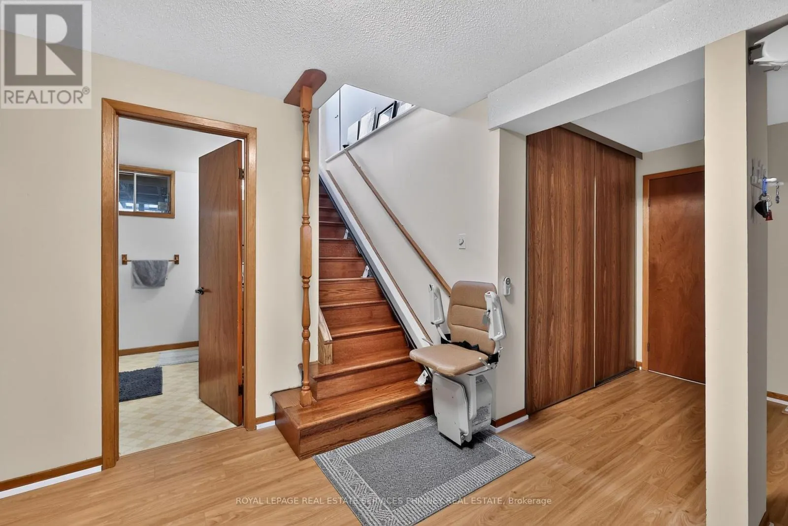 102 APPLEWOOD CRESCENT