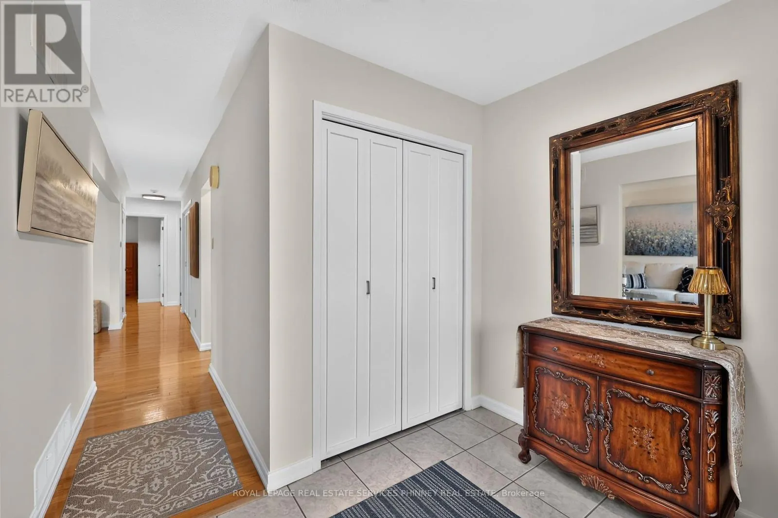 102 APPLEWOOD CRESCENT
