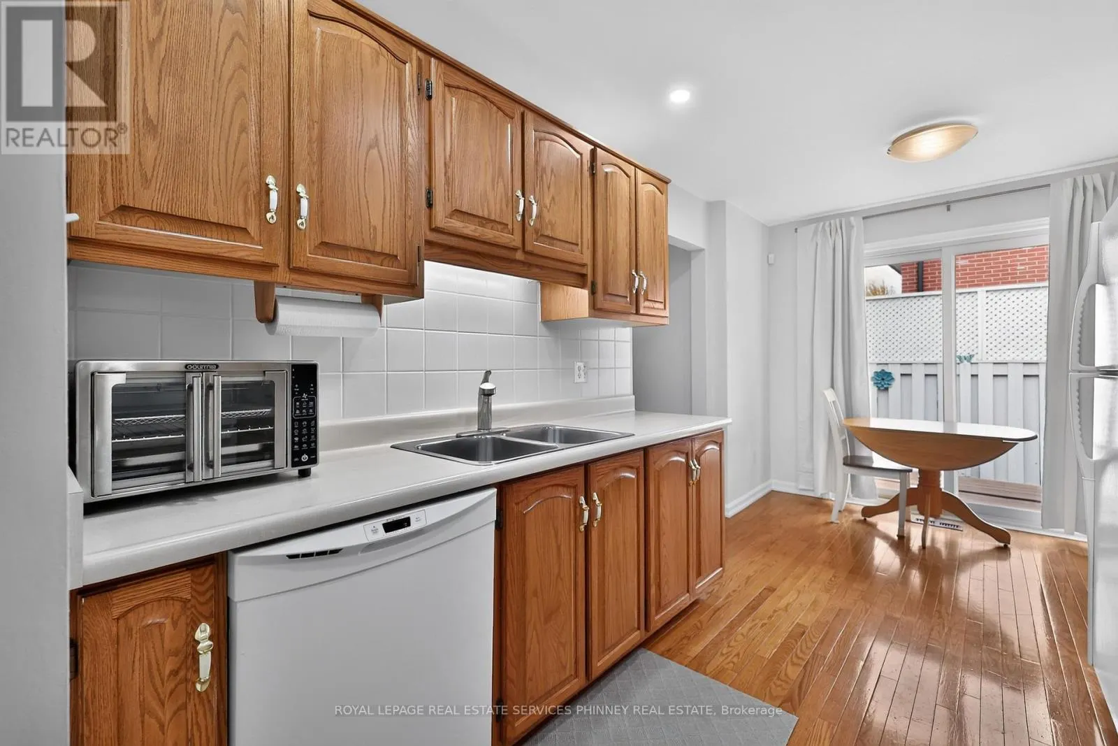 102 APPLEWOOD CRESCENT