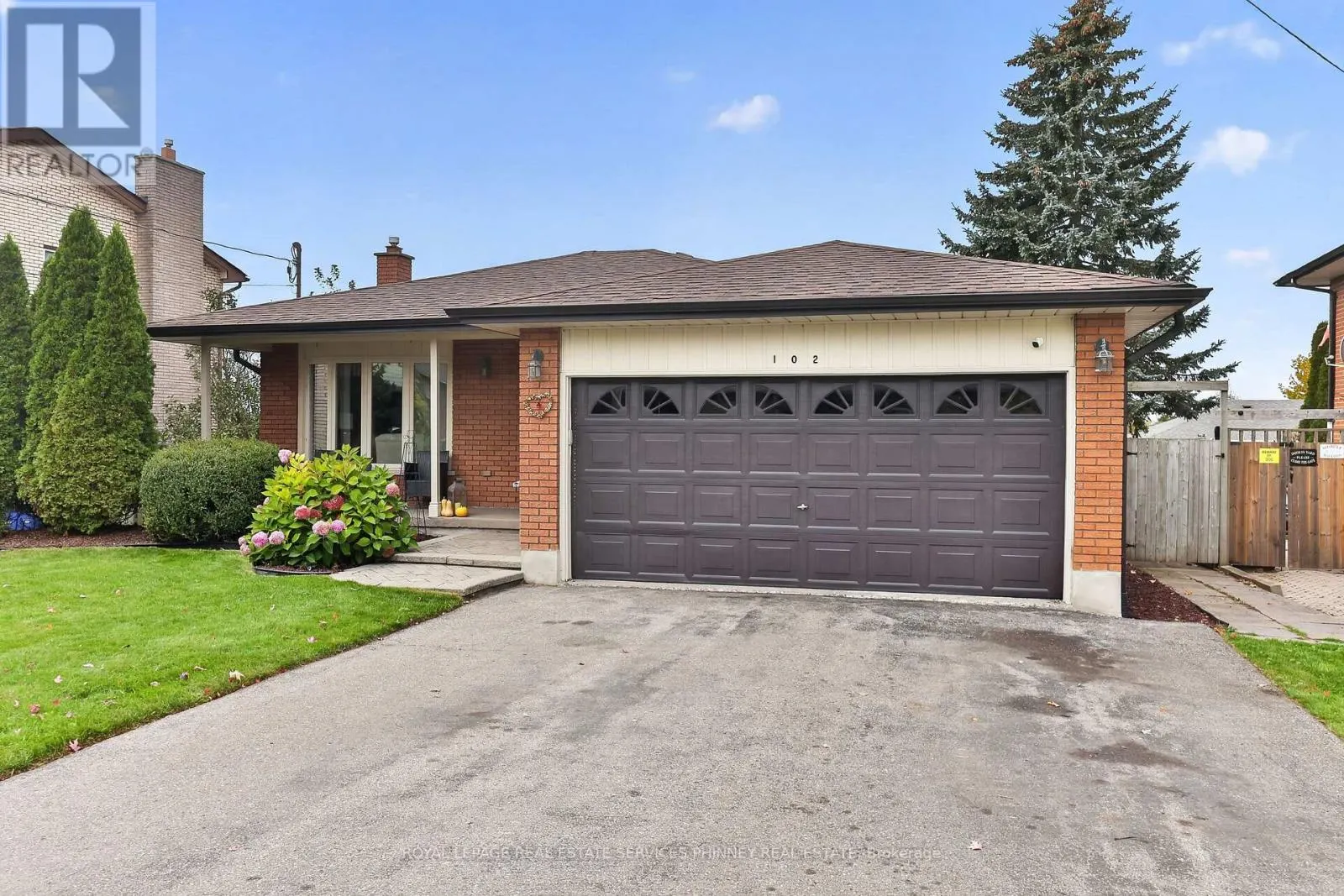 102 APPLEWOOD CRESCENT