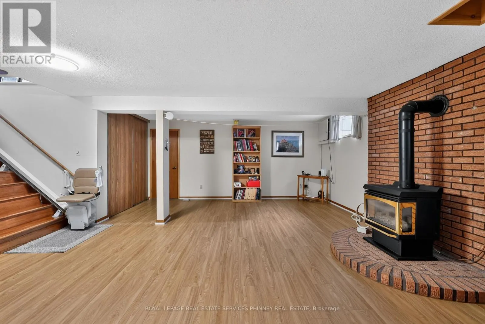 102 APPLEWOOD CRESCENT