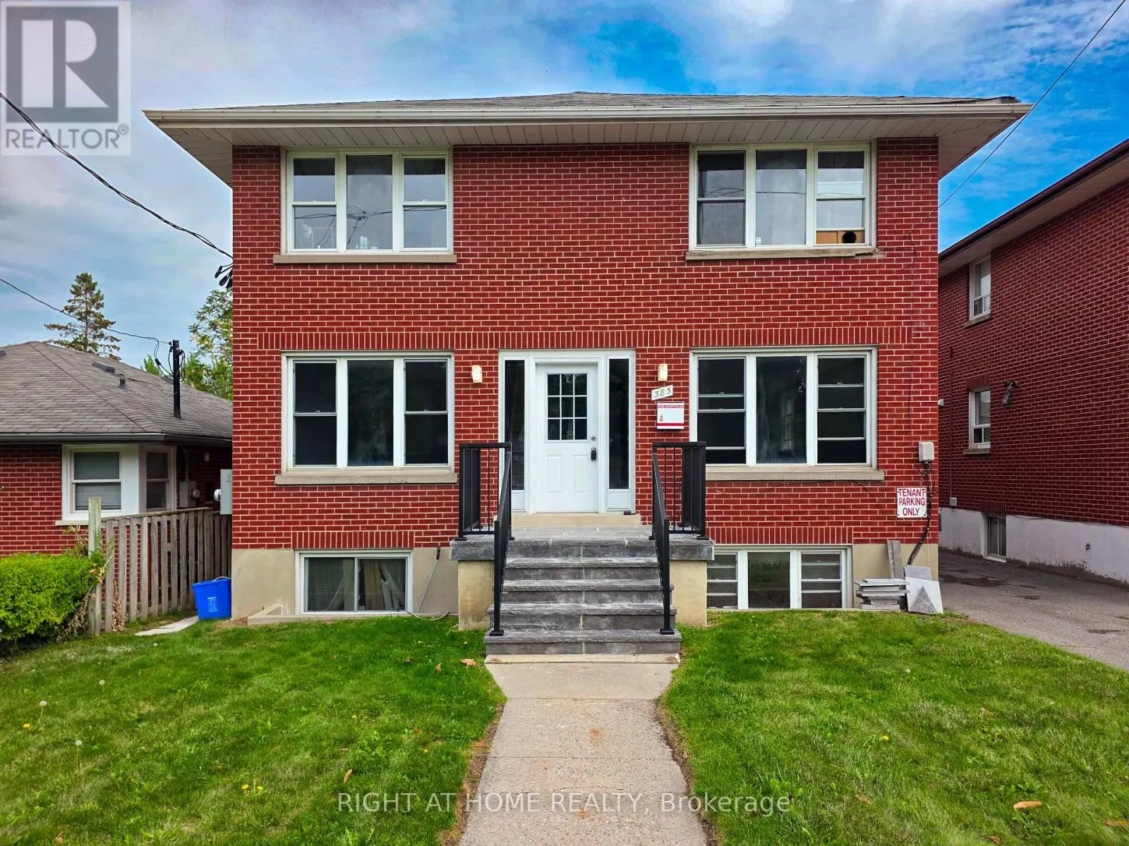 UPPERFLOOR - 385 MARY STREET N