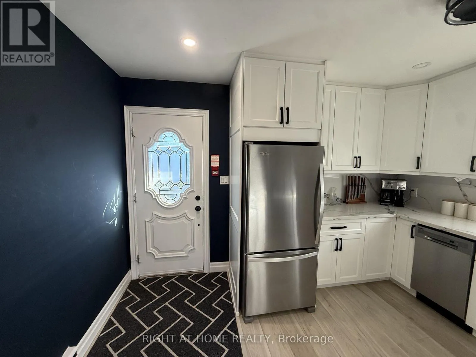 UPPERFLOOR - 385 MARY STREET N