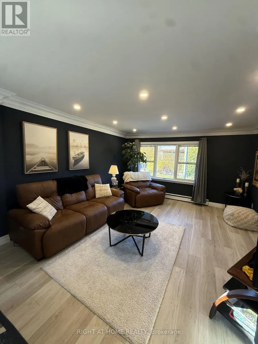 UPPERFLOOR - 385 MARY STREET N