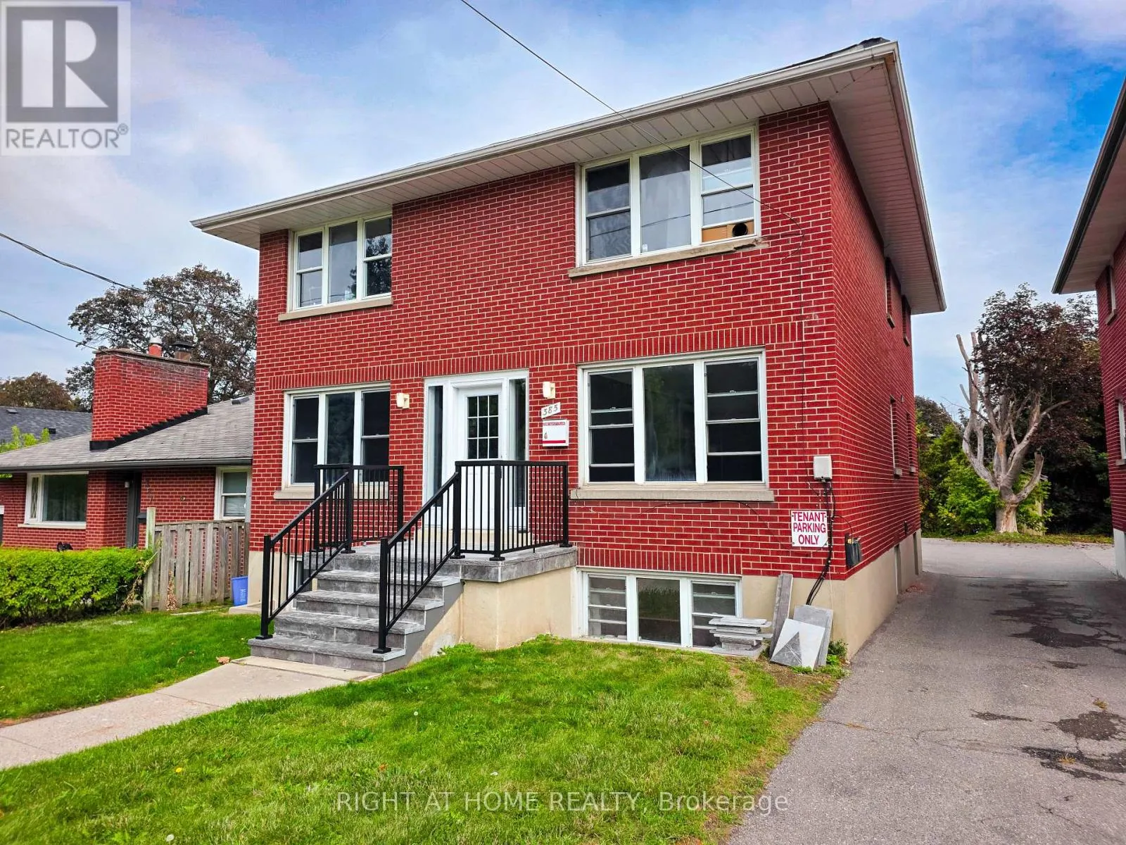 UPPERFLOOR - 385 MARY STREET N