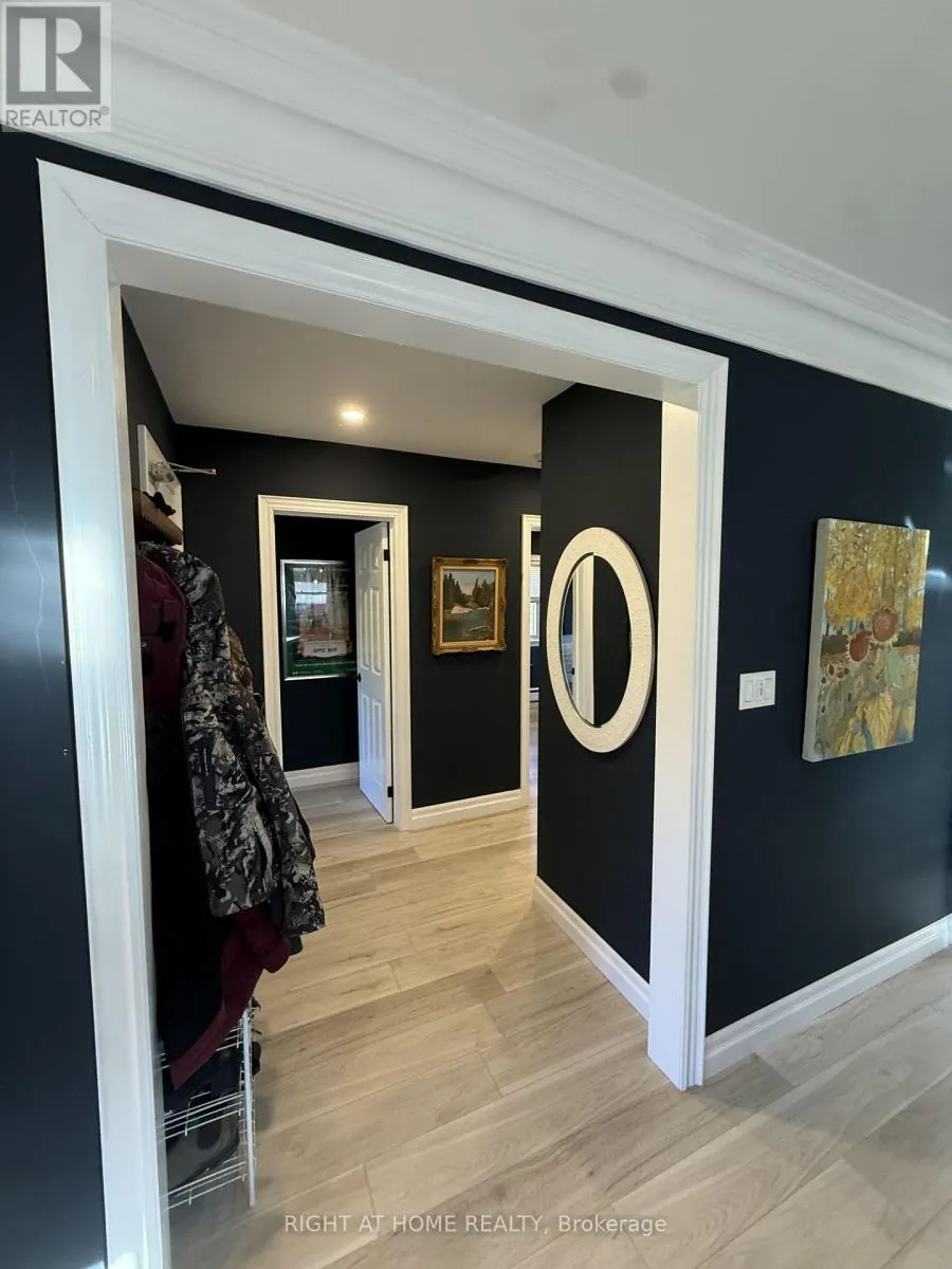 UPPERFLOOR - 385 MARY STREET N
