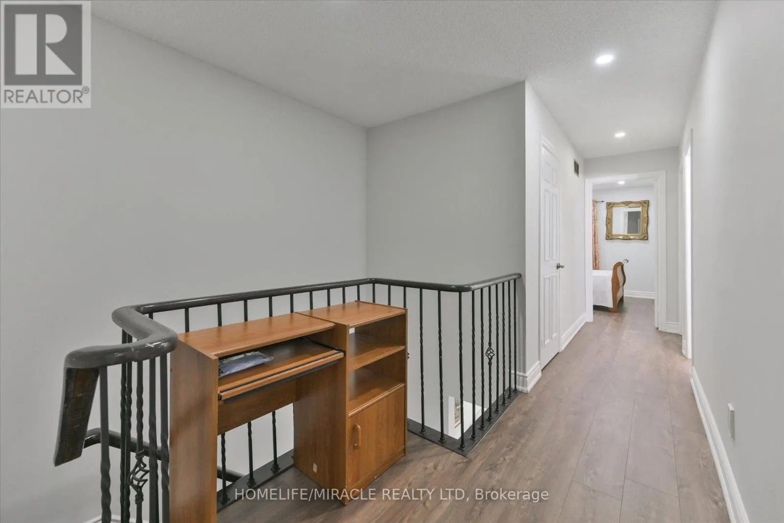 46 - 10 CARDWELL AVENUE