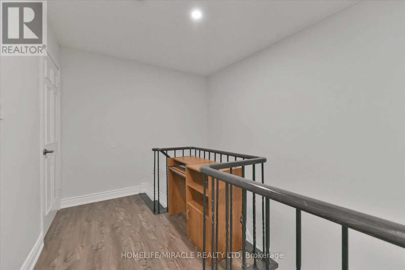 46 - 10 CARDWELL AVENUE