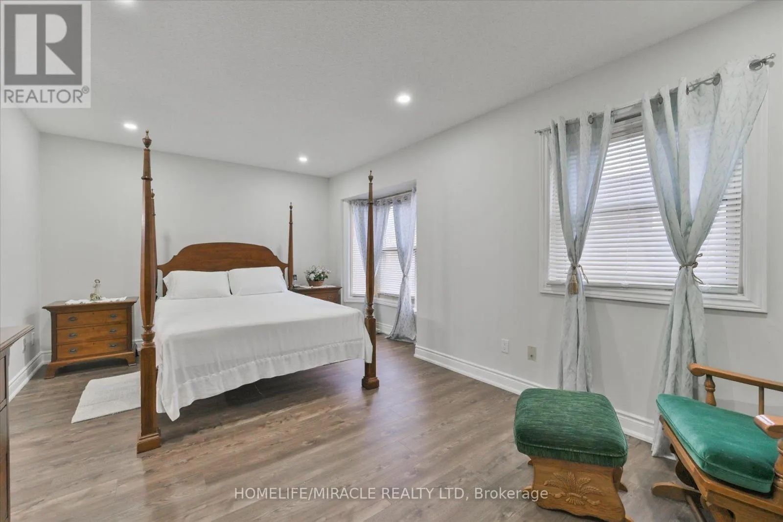 46 - 10 CARDWELL AVENUE
