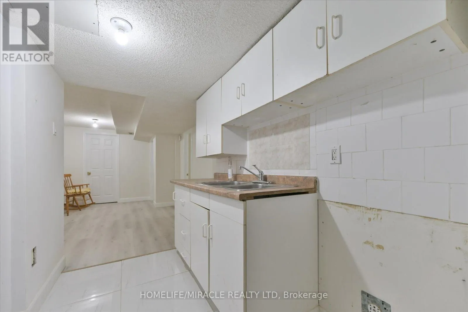 46 - 10 CARDWELL AVENUE