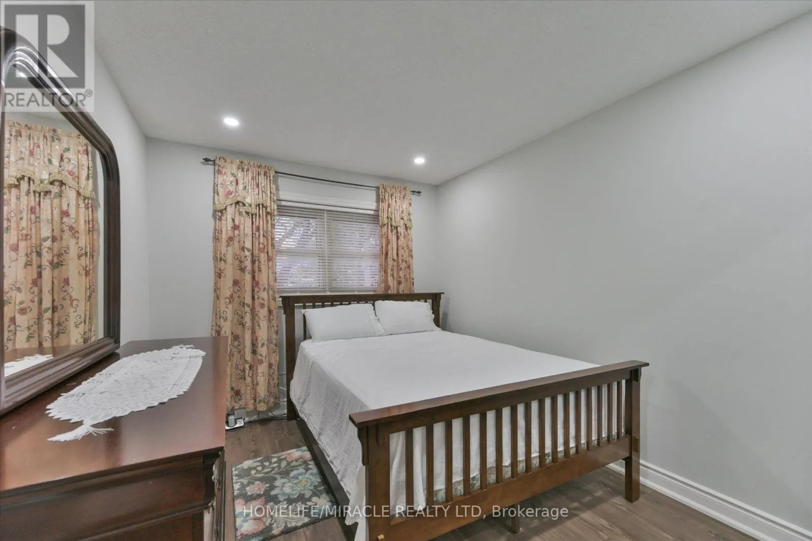 46 - 10 CARDWELL AVENUE