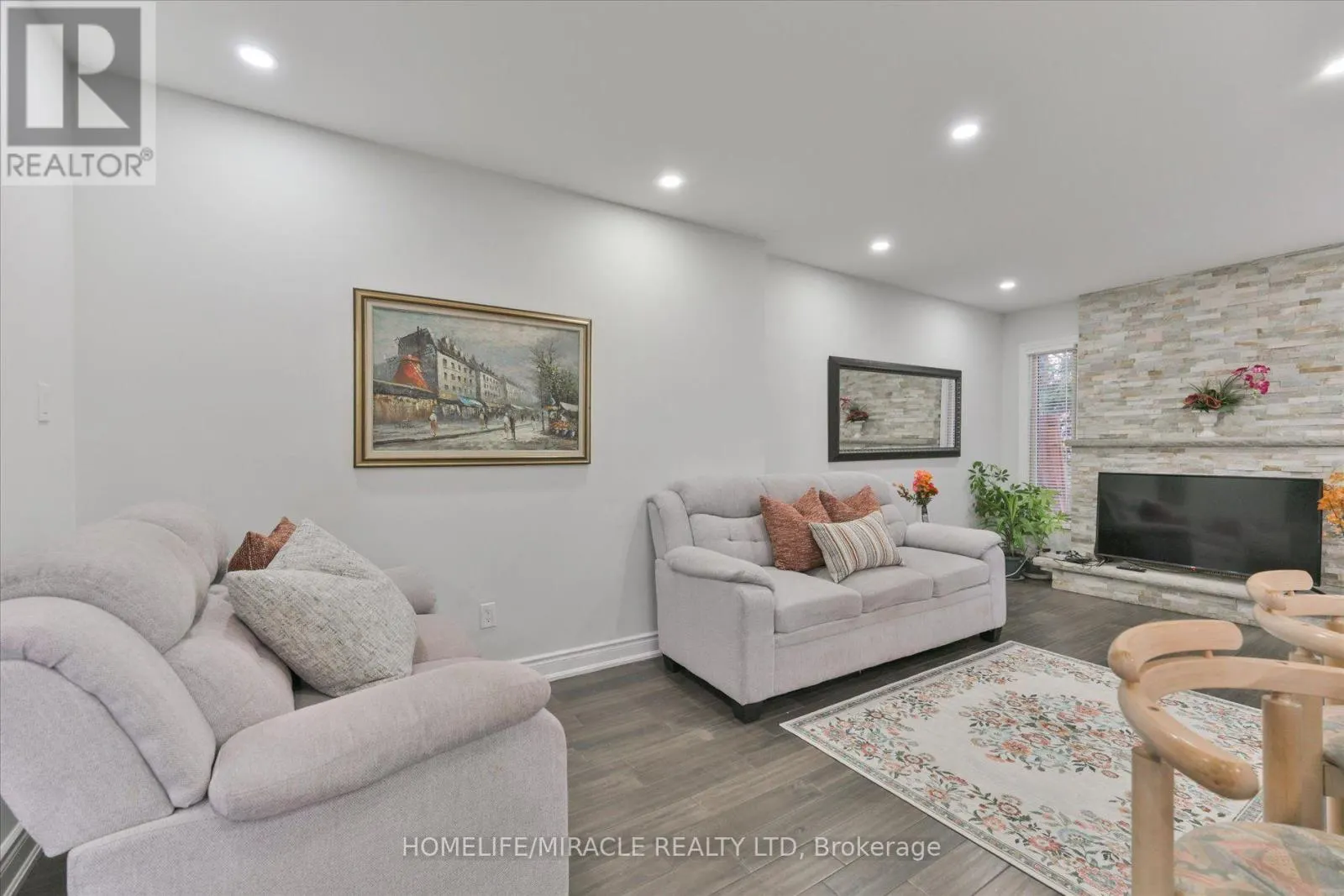 46 - 10 CARDWELL AVENUE