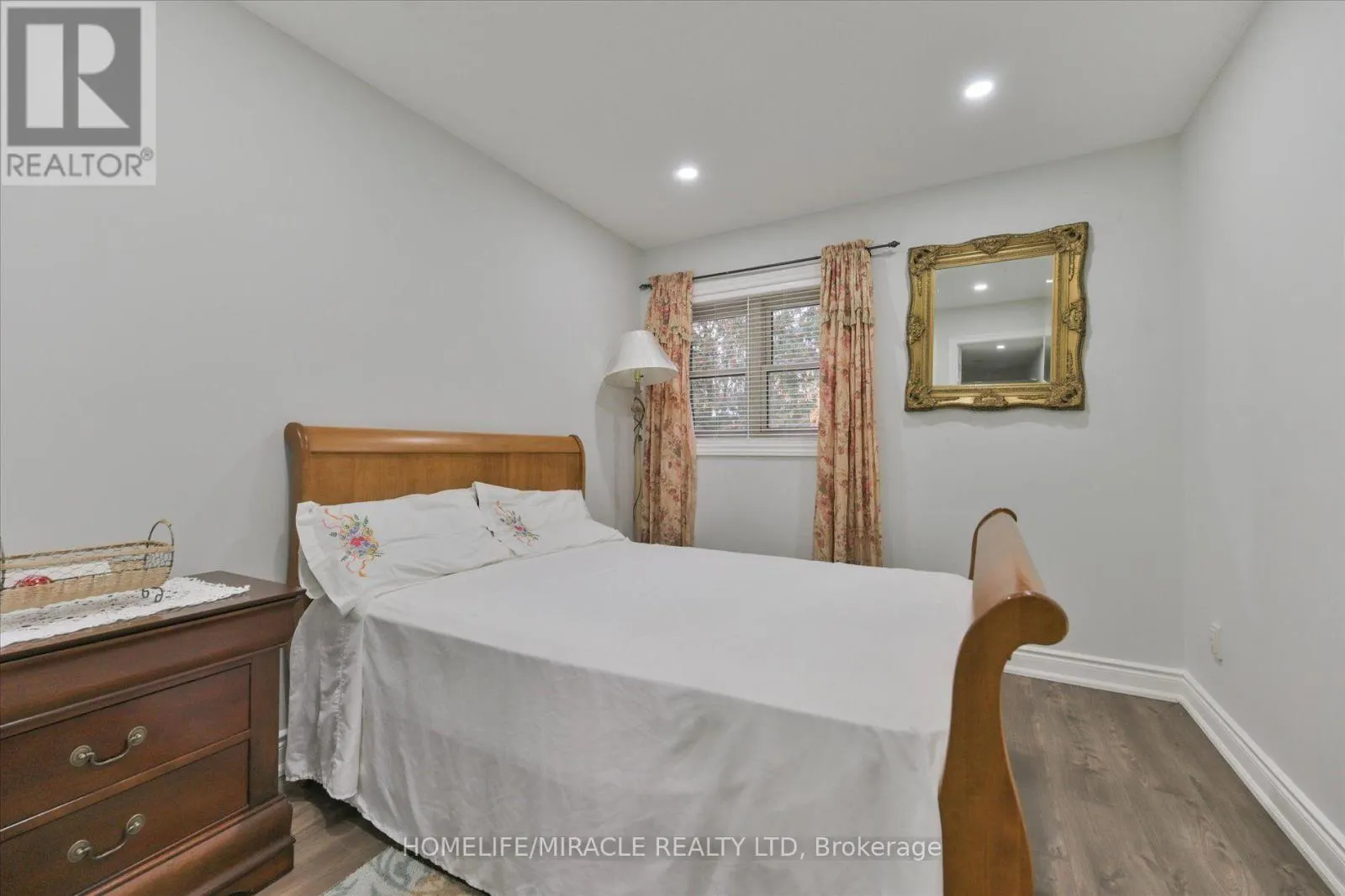 46 - 10 CARDWELL AVENUE