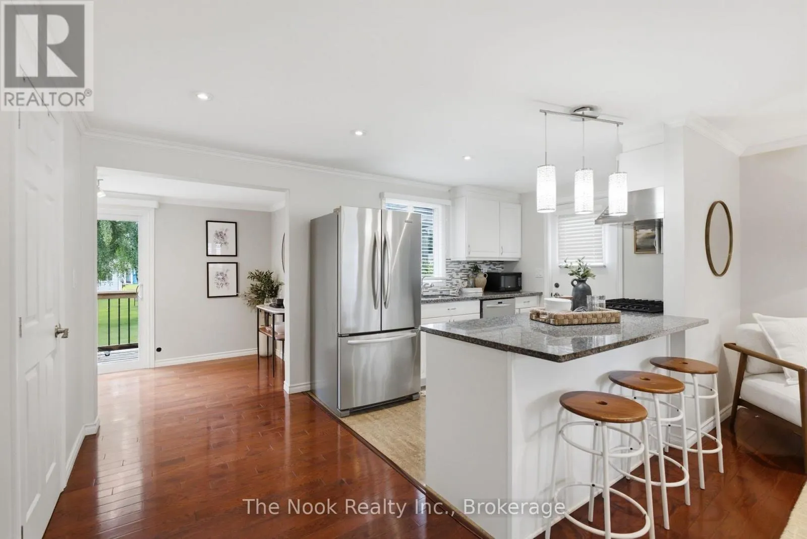 7 PINERIDGE CRESCENT