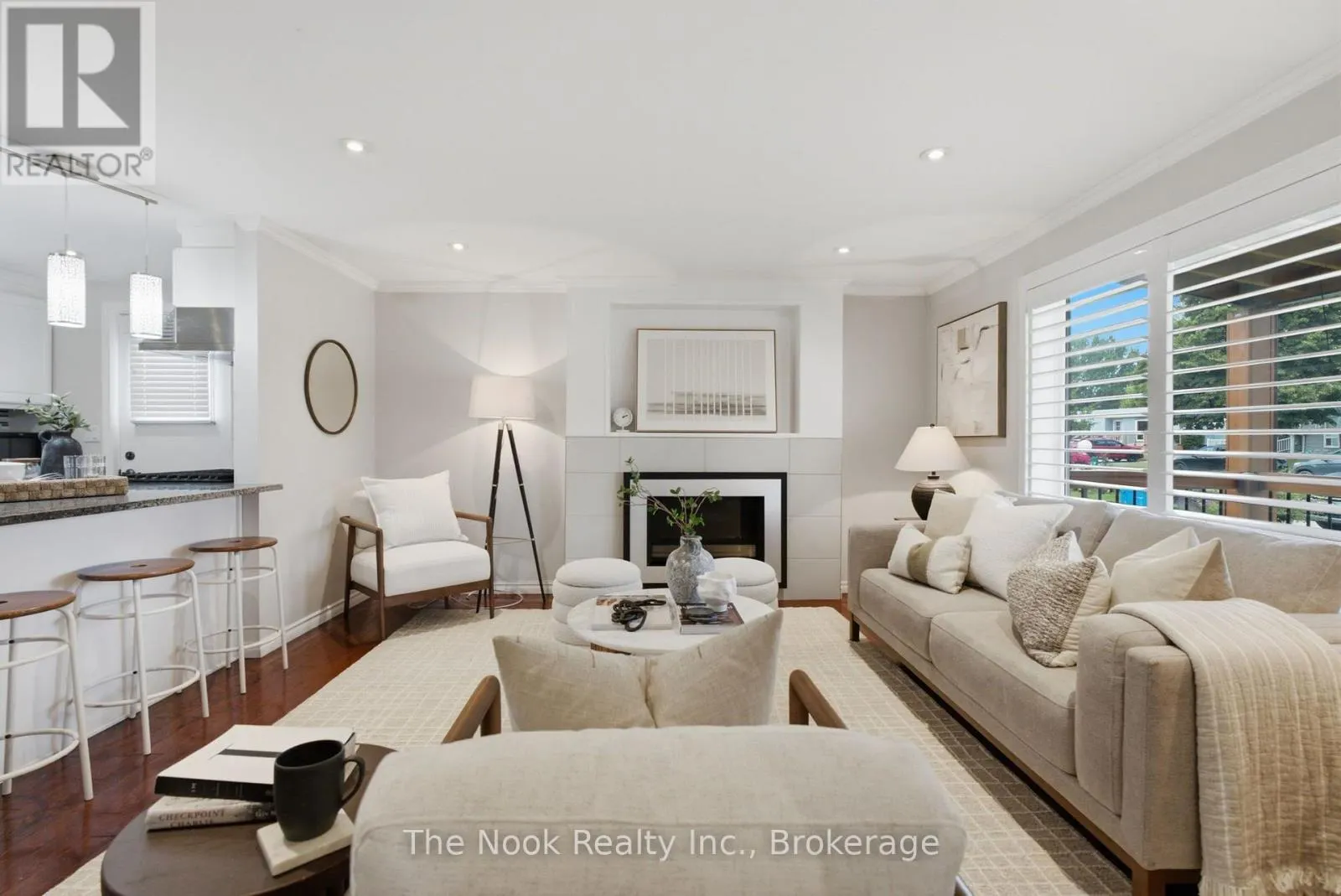 7 PINERIDGE CRESCENT