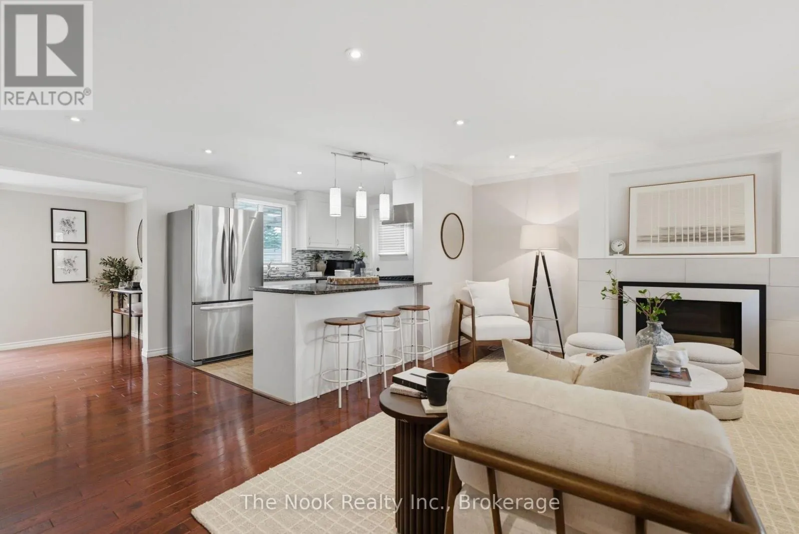 7 PINERIDGE CRESCENT