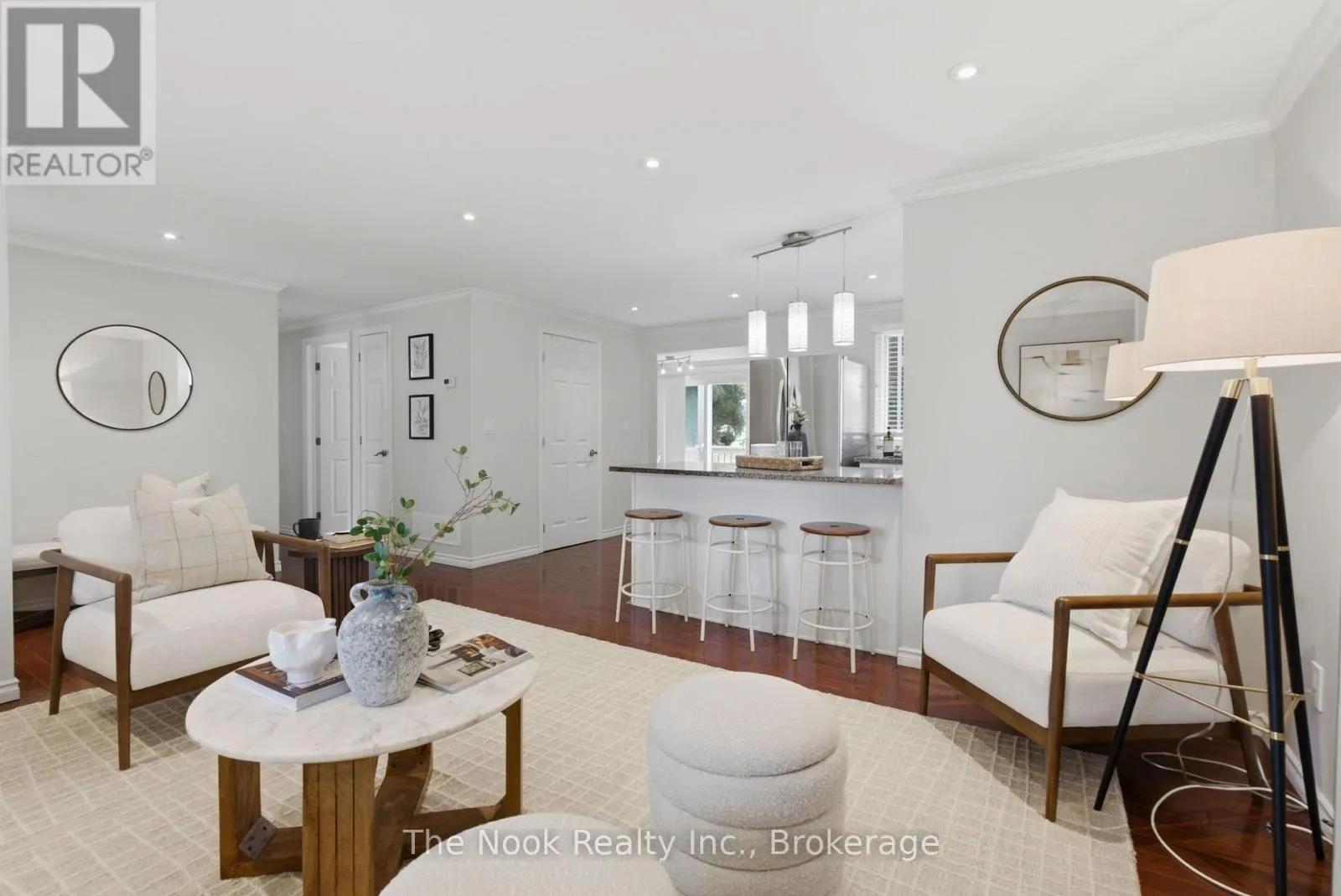 7 PINERIDGE CRESCENT