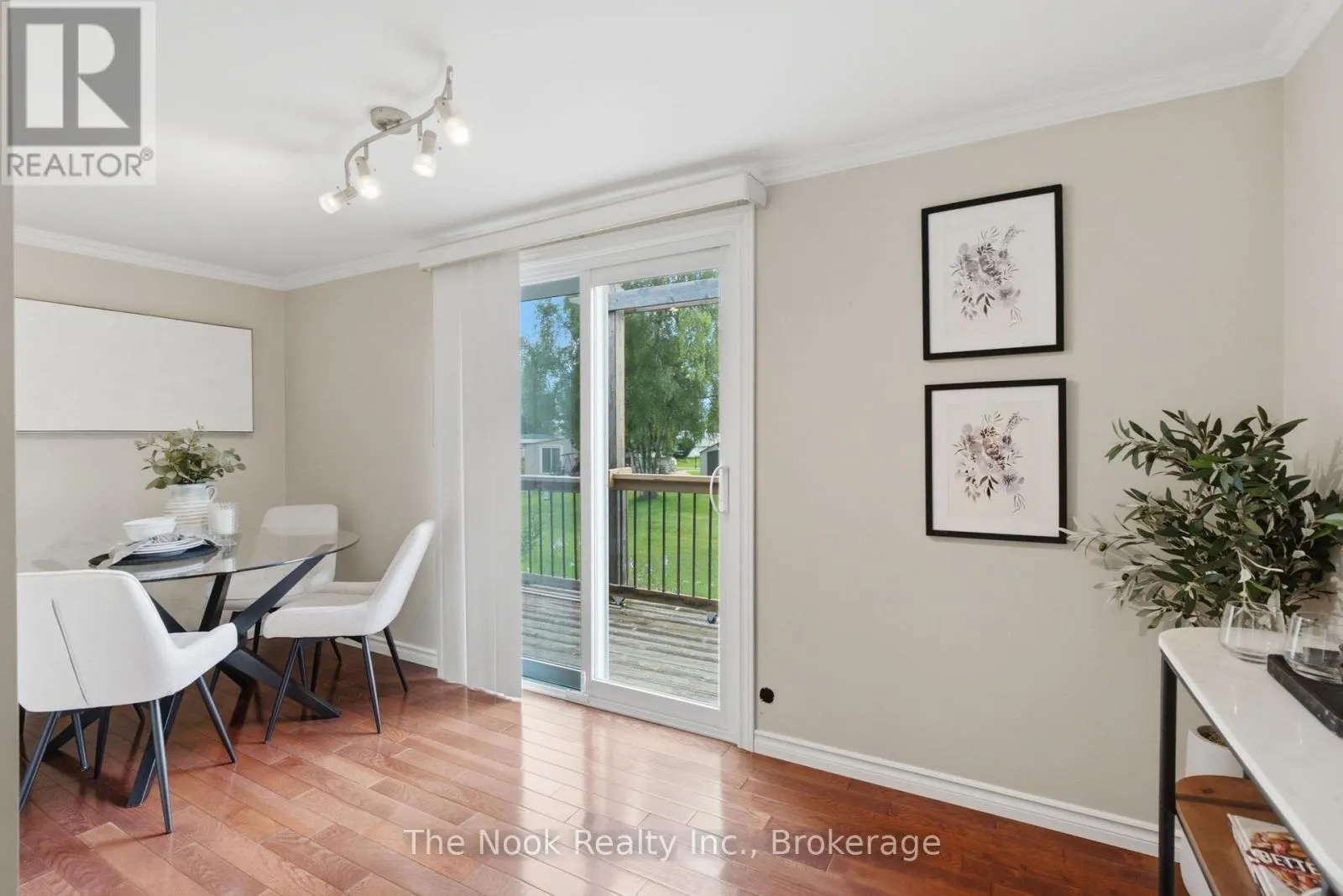 7 PINERIDGE CRESCENT