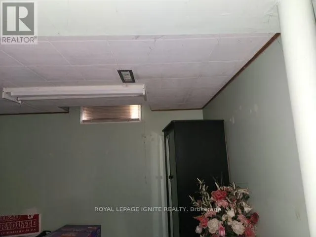 33 LYSANDER COURT