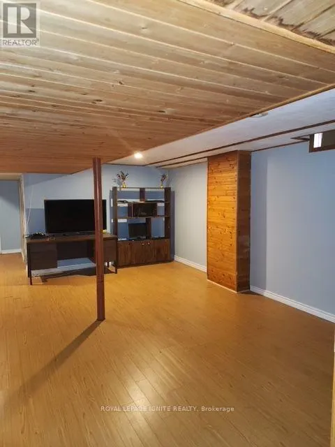 33 LYSANDER COURT