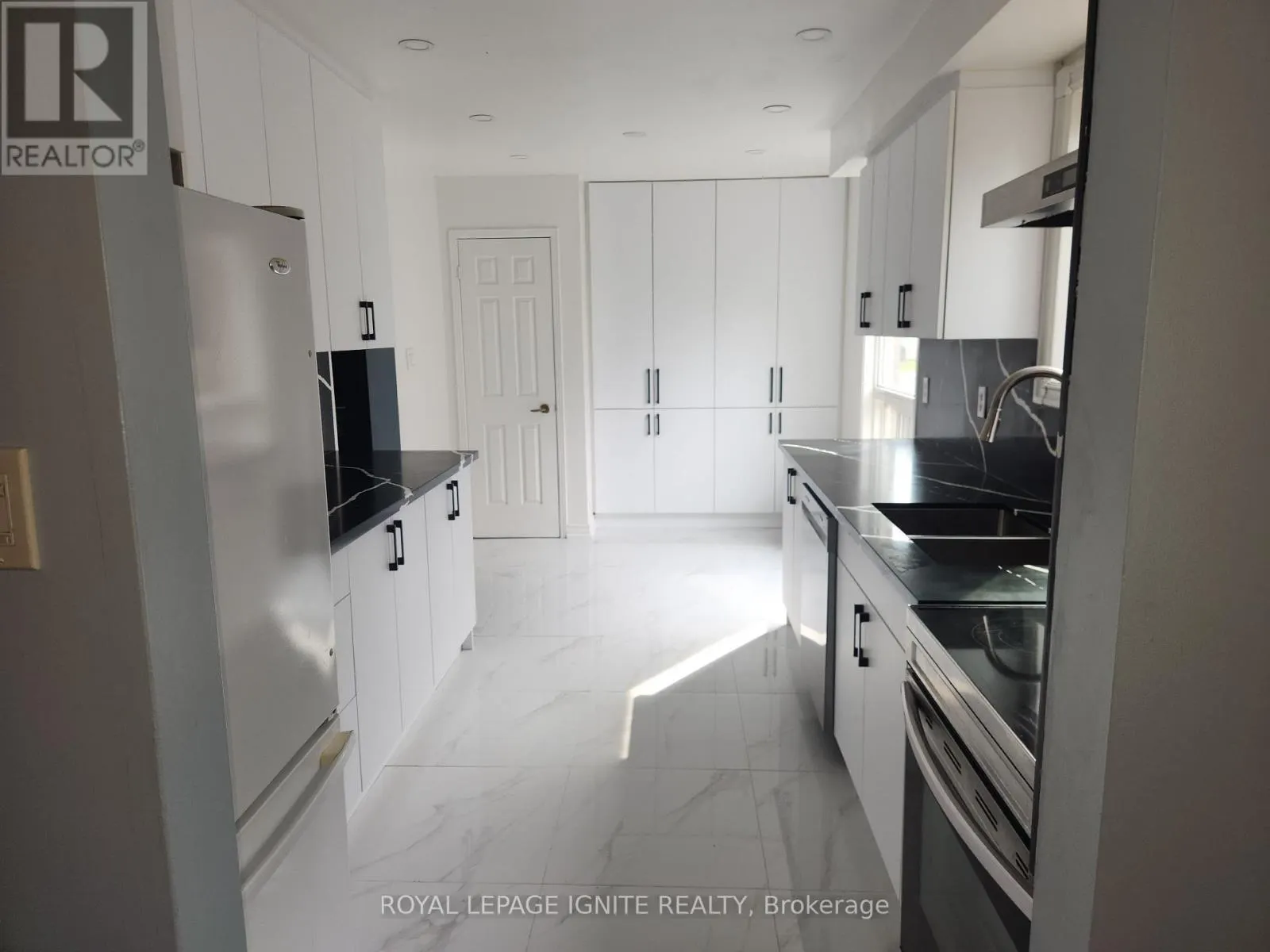 33 LYSANDER COURT